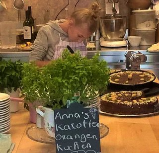 Anna, vertieft in's Kuchen-Dekorieren